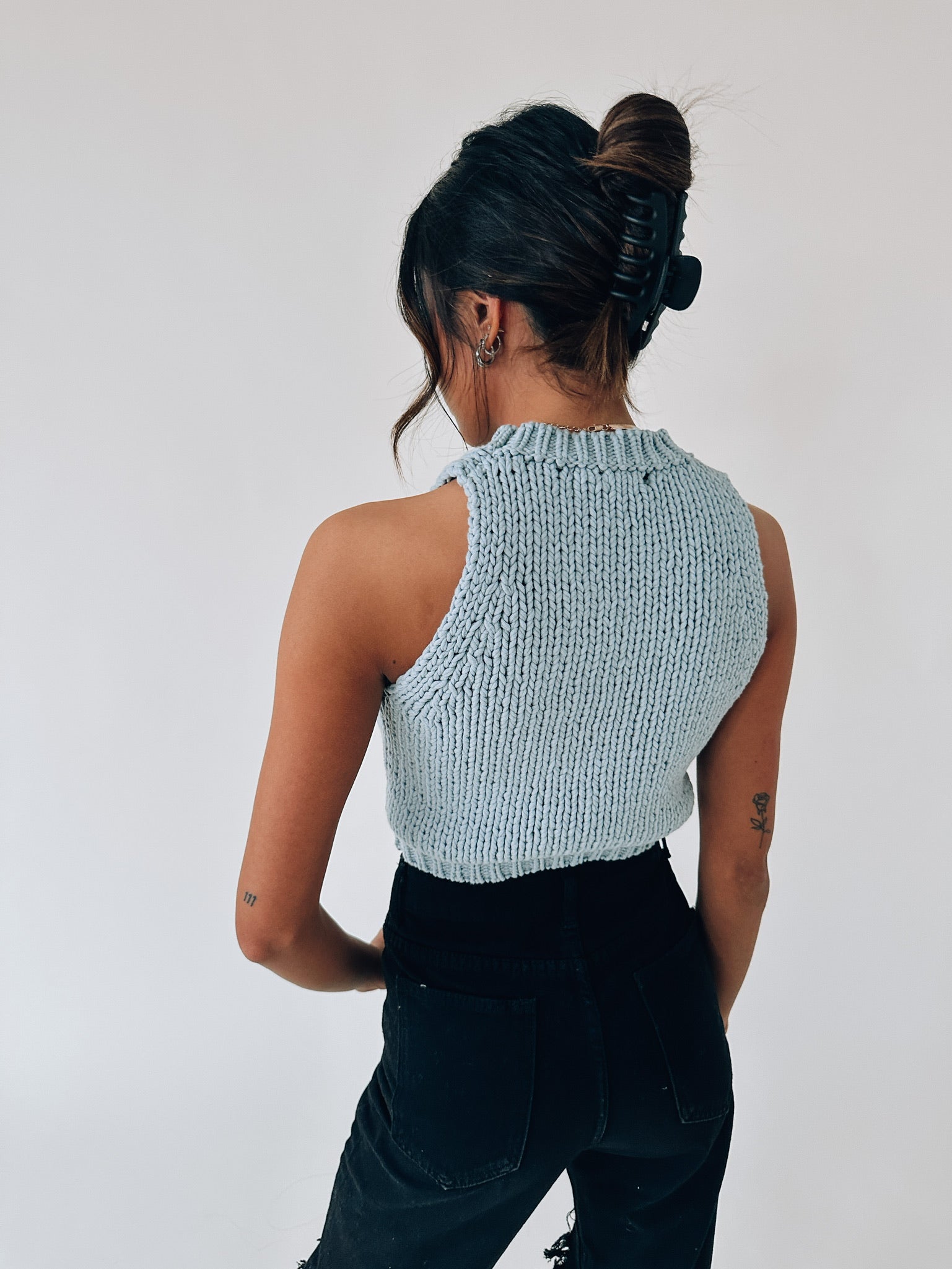 Kaelie Sleeveless Knit Top In Blue