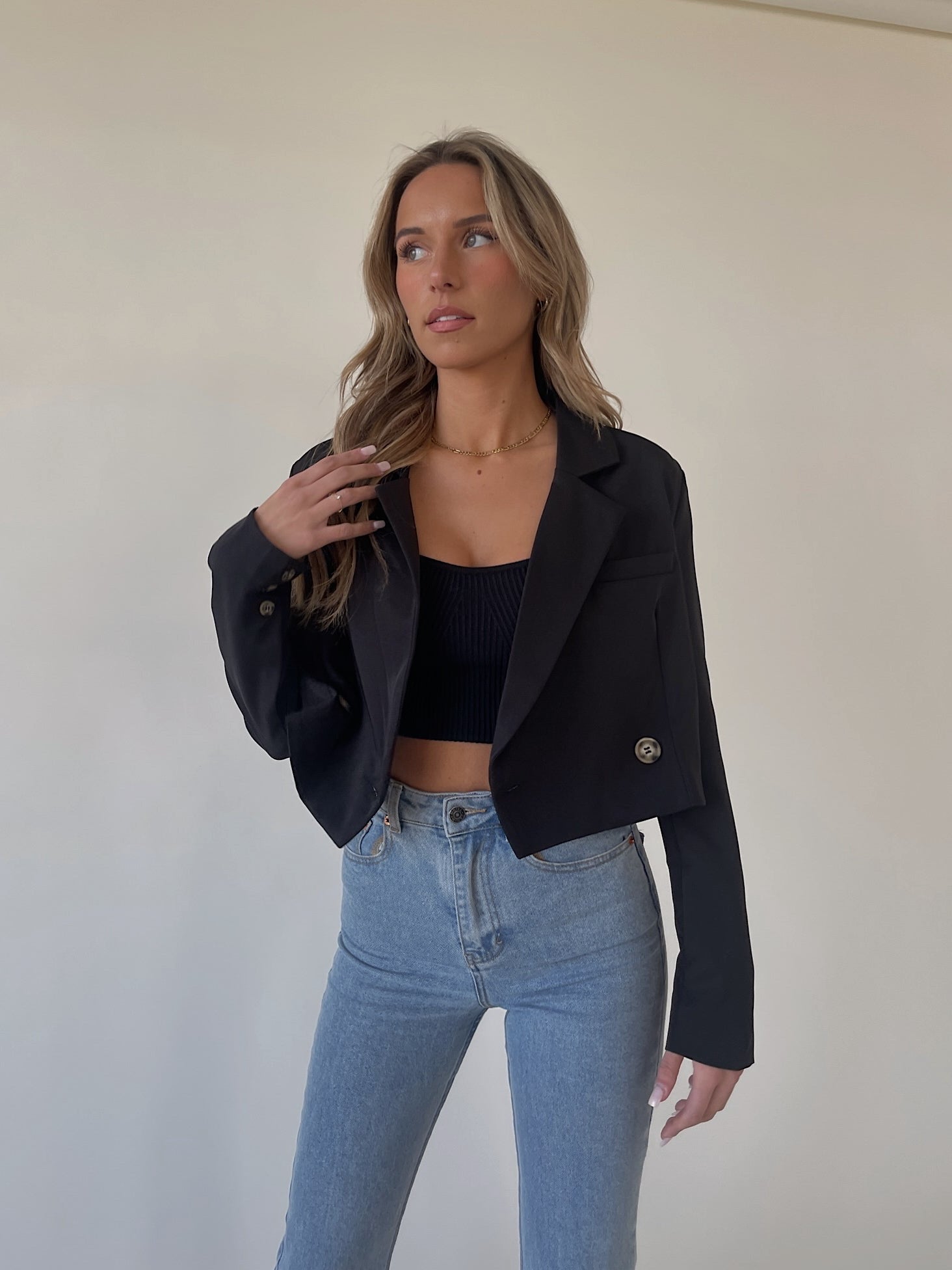 Devon Cropped Blazer In Black