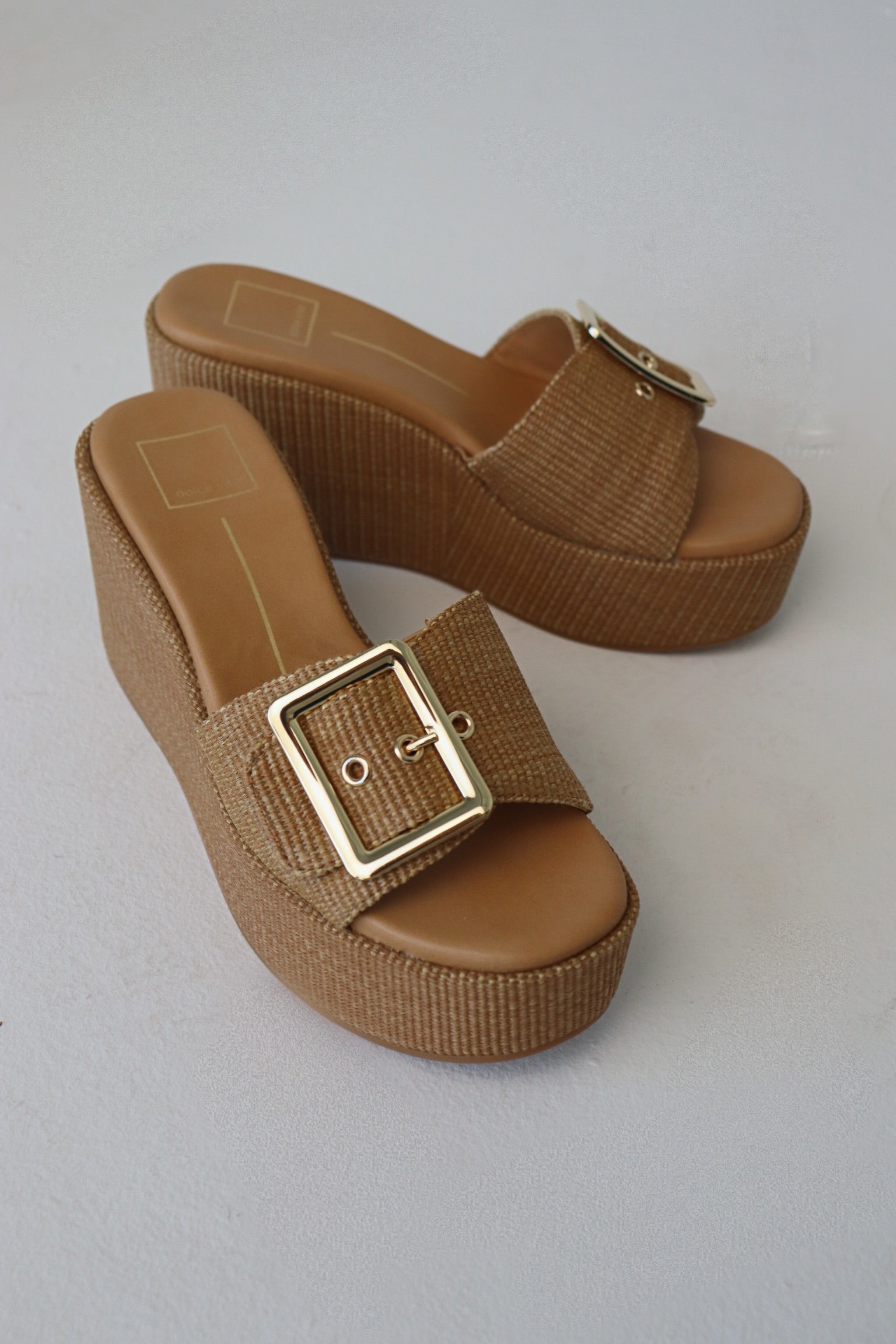 DOLCE VITA : Jilian Wedge In Mocha Raffia
