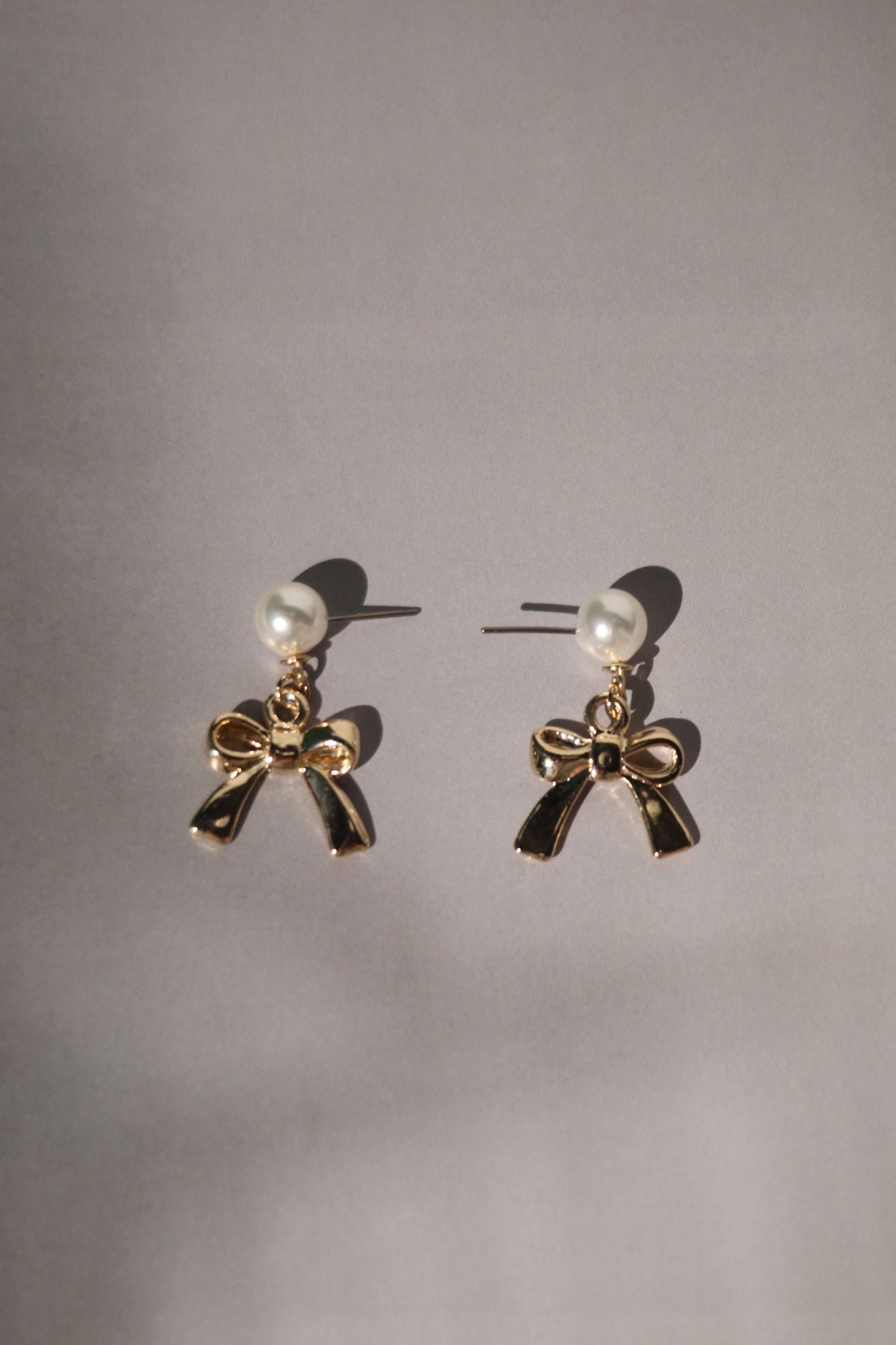 Pearl And Bow Earring In Gold