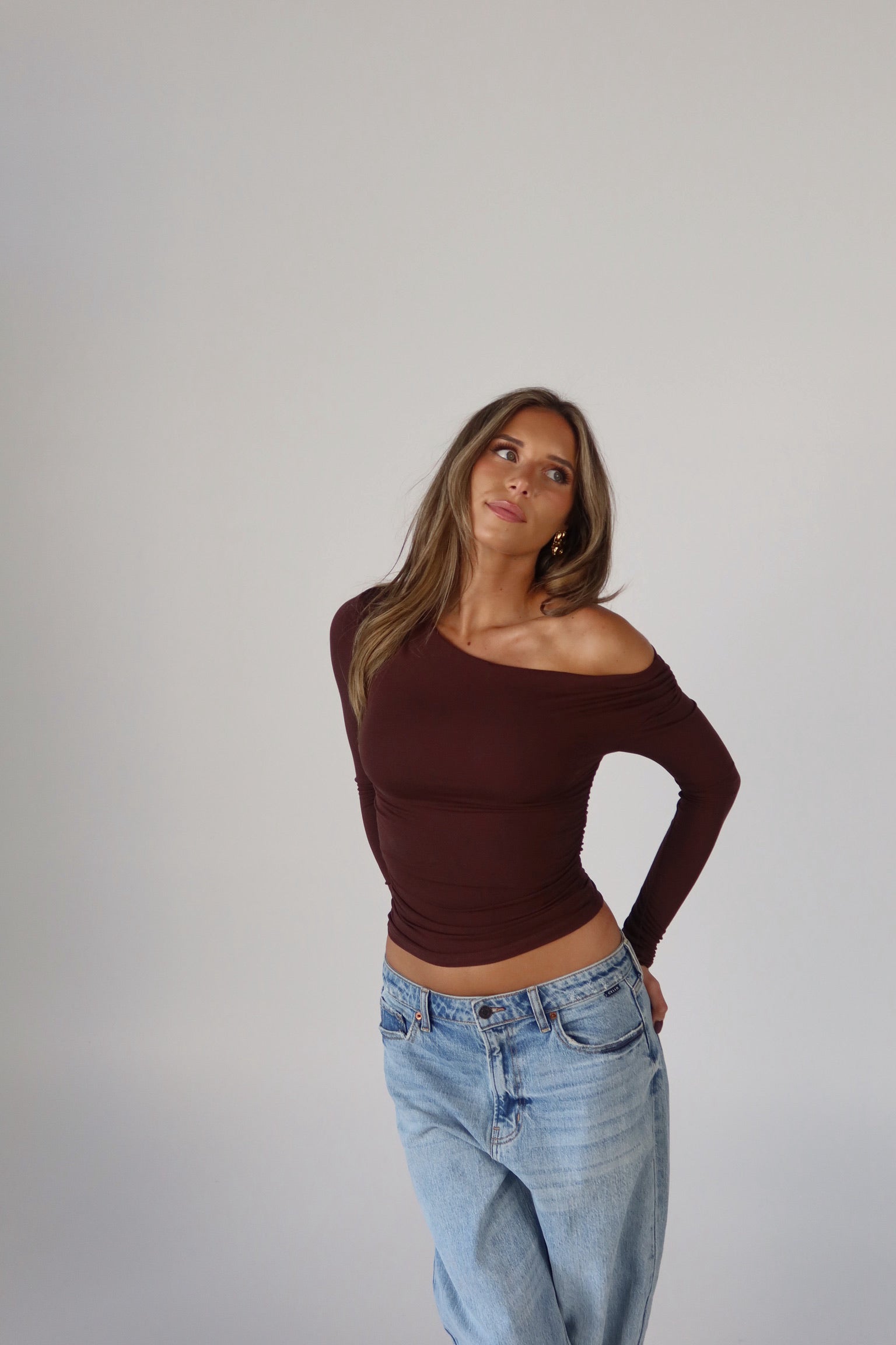 Sierra Ruched One-Shoulder Crop Top in Chocolate