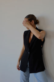 Maren Sleeveless Blazer In Black